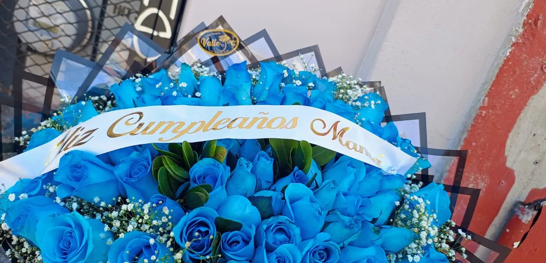 Ramo de rosas azules con banda de felicitación personalizada