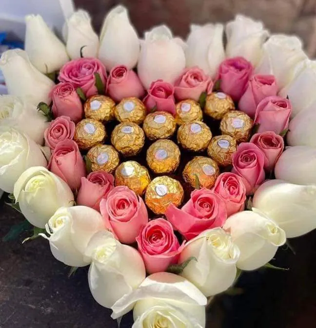 Corazón de rosas blancas y rosadas con chocolates Ferrero Rocher al centro