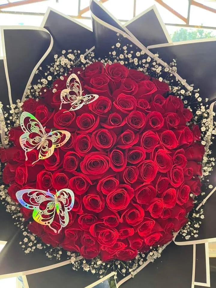 Ramo de rosas rojas con mariposas doradas y gypsophila