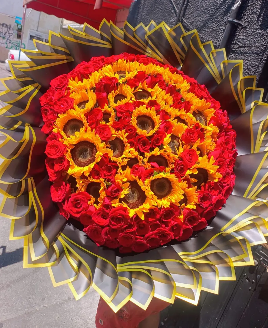Ramo de girasoles y rosas rojas con papel dorado hecho a mano