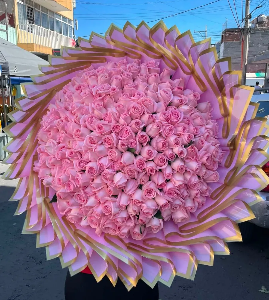 Ramo de cientos de rosas rosadas con envoltura en espiral