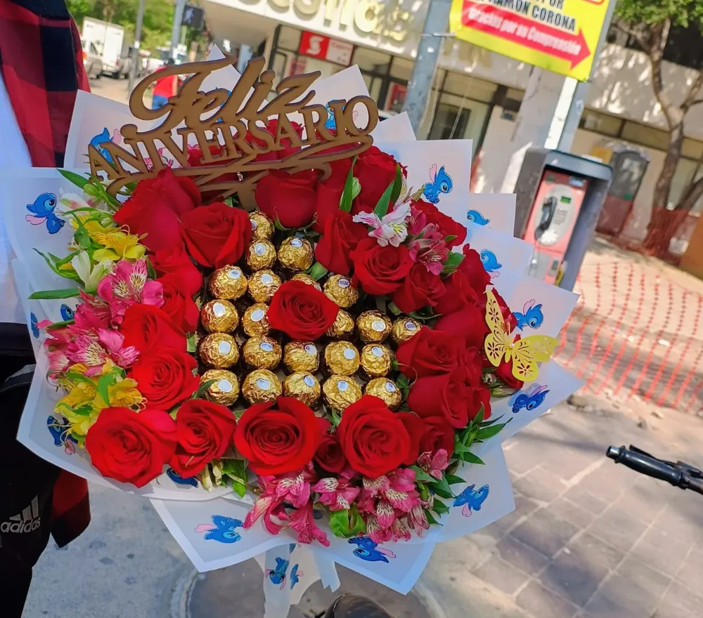 Ramo de aniversario con rosas rojas y chocolates Ferrero Rocher