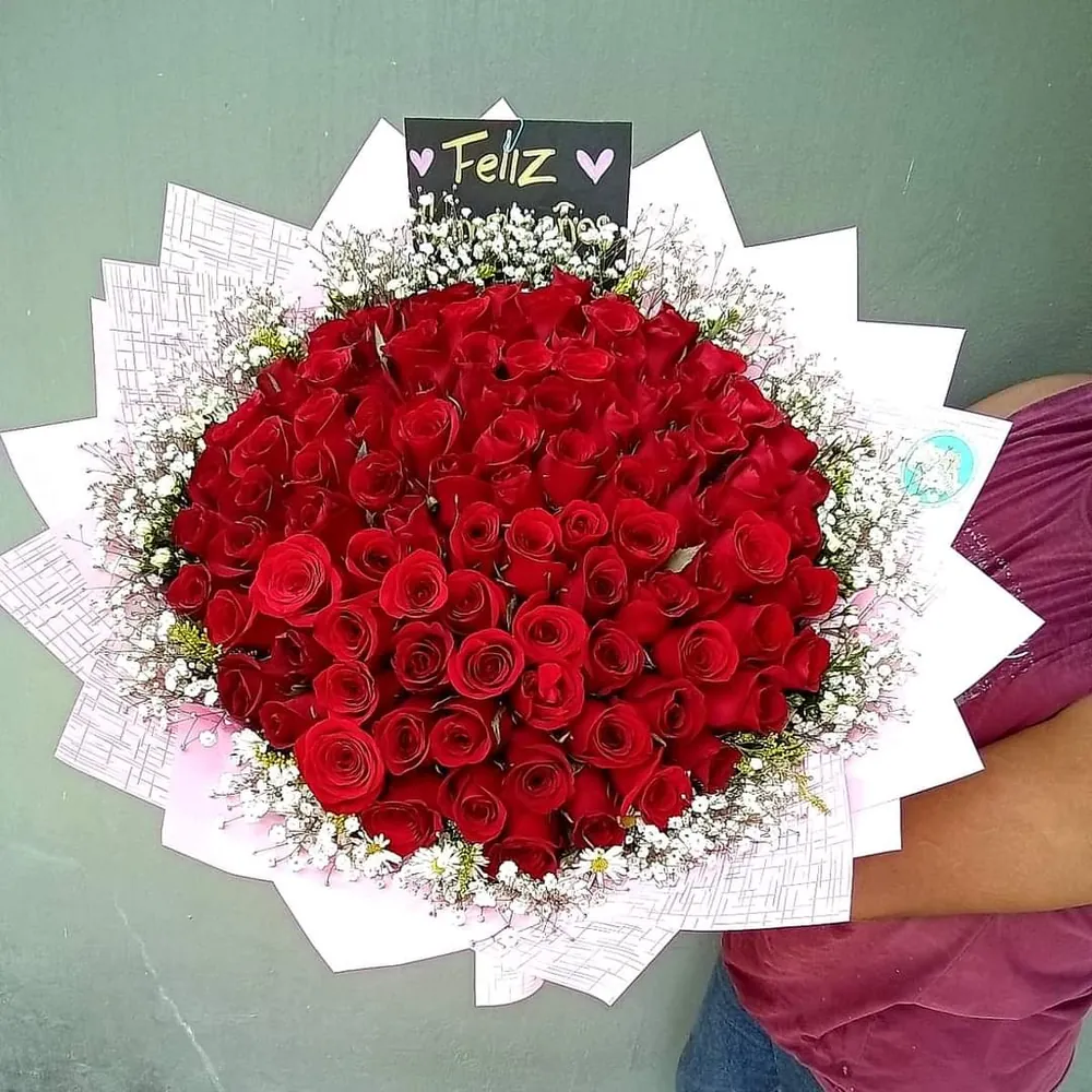 Ramo de rosas rojas con tarjeta Feliz para un cumpleaños