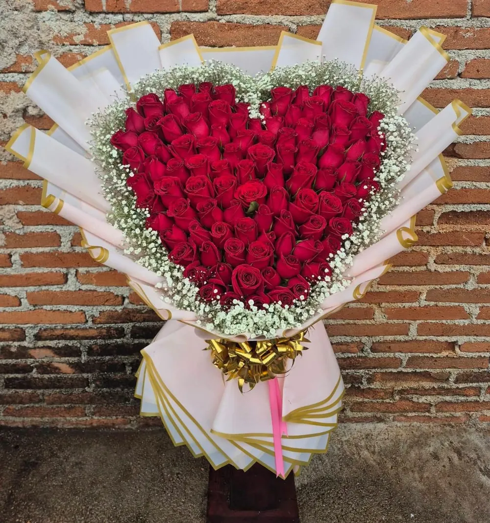 Ramo en forma de corazón con cientos de rosas rojas para San Valentín