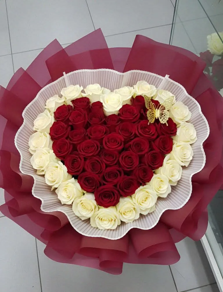 Ramo Corazón de Rosas: rosas rojas y blancas formando un corazón