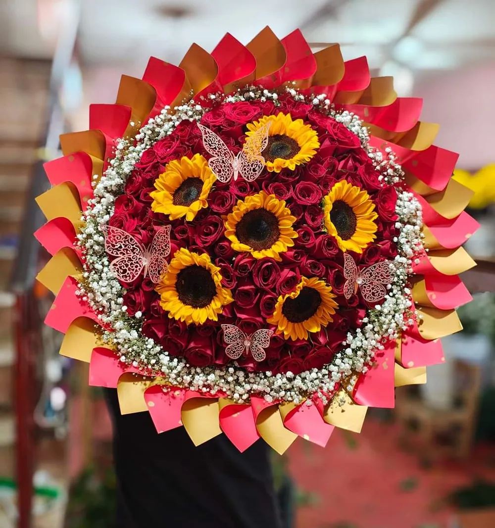 Ramo Sol y Rosas: girasoles, rosas rojas, gypsophila y mariposas
