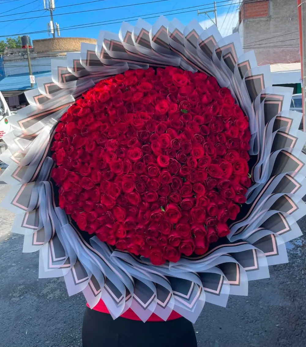 Ramo Rojo Imperial: mar de rosas rojas con envoltura plateada en espiral