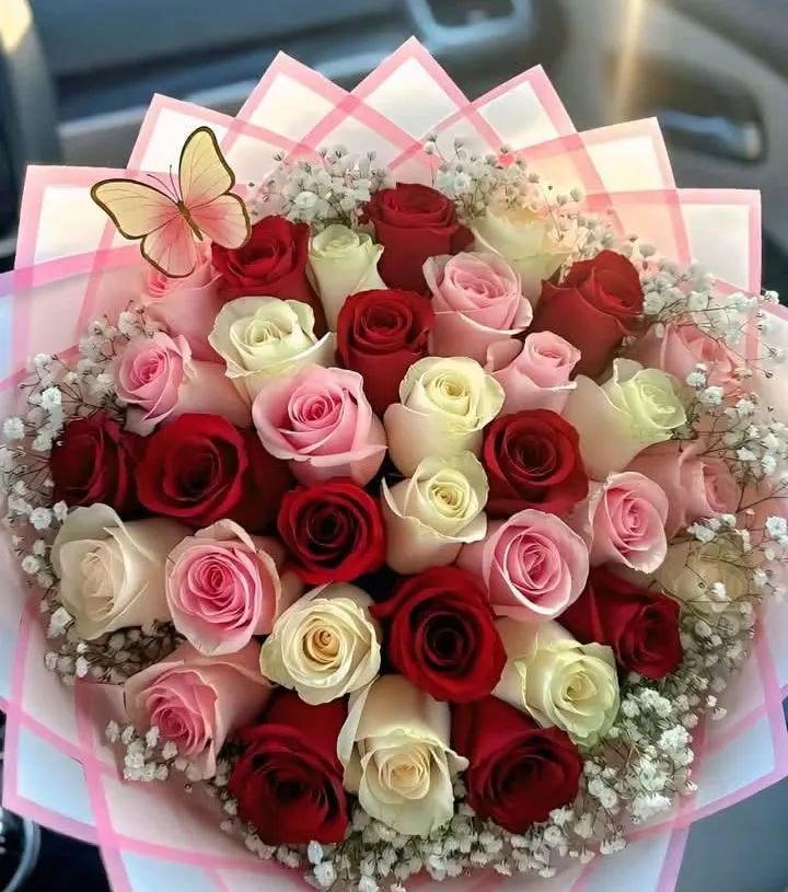Ramo Romance Tricolor: rosas rojas, rosadas y blancas con gypsophila y mariposa dorada